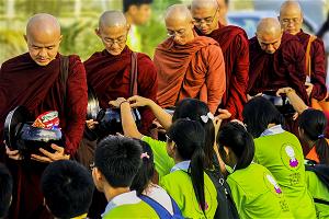Văn học Phật giáo - Nét đẹp trì bình khất thực trên đất Thái Lan